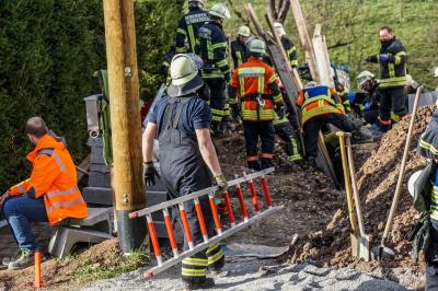 Winnenden-Hanweiler: Mehrere Personen von Erde verschuettet - schwierige Rettung 