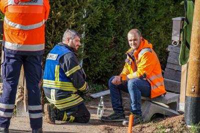 Winnenden-Hanweiler: Mehrere Personen von Erde verschuettet - schwierige Rettung 