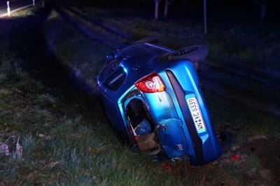 Kernen: Pkw kommt von der Strasse ab und landet im Graben 