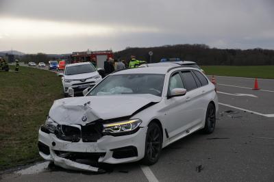 Zell unter Aichelberg: Pkw-Lenkerin im Auto eingeklemmt - 3 Verletzte