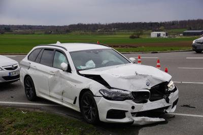 Zell unter Aichelberg: Pkw-Lenkerin im Auto eingeklemmt - 3 Verletzte