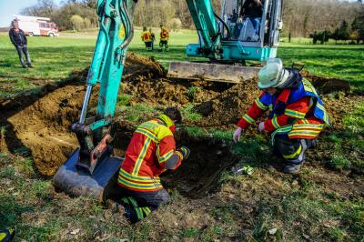 Altenriet: Hund und Fuchs in Abwasserrohr gefangen - nach ueber 5 Stunden befreit - Hund jagt wieder Fuchs hinterher - THW und Feuerwehr im Einsatz