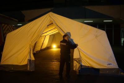 Goeppingen: Feuerwehr bereitet Schleusen am Klinikum Goeppingen vor