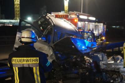 Kirchheim A8: PKW kommt von Fahrbahn ab und landet auf der Leitplanke - 2 schwerverletzte