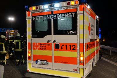 Kirchheim A8: PKW kommt von Fahrbahn ab und landet auf der Leitplanke - 2 schwerverletzte