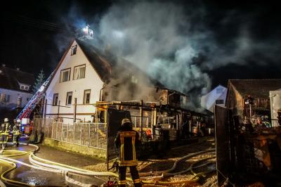 Aidlingen-Dachtel: Brennender Holzanbau an Gebaeude sorgt fuer Grosseinsatz der Feuerwehr