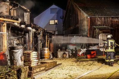 Aidlingen-Dachtel: Brennender Holzanbau an Gebaeude sorgt fuer Grosseinsatz der Feuerwehr