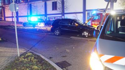 Pforzheim: Pkw faehrt ueber Mittelinsel gegen Laterne und zwei Baeume um