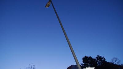 Pforzheim: Pkw faehrt ueber Mittelinsel gegen Laterne und zwei Baeume um