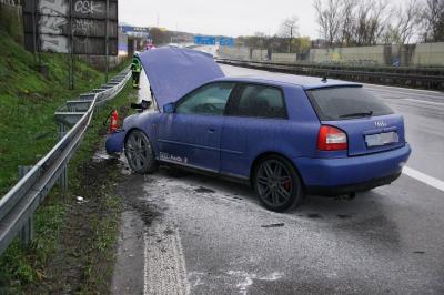 Asperg: A81 - PKW geraet nach Verkehrsunfall in Brand