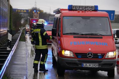Asperg: A81 - PKW geraet nach Verkehrsunfall in Brand