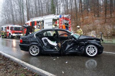 Boeblingen: BMW kracht in Gegenverkehr - Feuerwehr im Einsatz