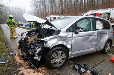Boeblingen: BMW kracht in Gegenverkehr - Feuerwehr im Einsatz