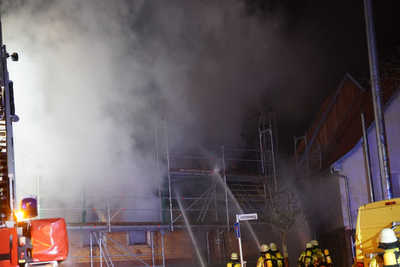 Aichtal-Neuenhaus: Gebaeude in Vollbrand 