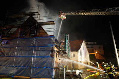 Aichtal-Neuenhaus: Gebaeude in Vollbrand 