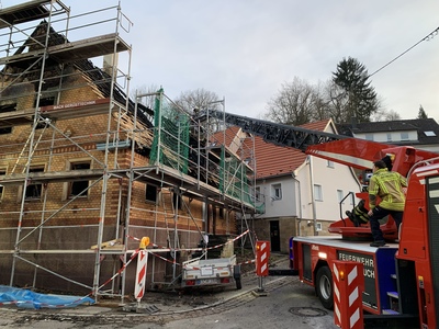 Aichtal-Neuenhaus: Gebaeude in Vollbrand - THW und Feuerwehr sichern das Gebaeude 