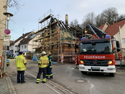 Aichtal-Neuenhaus: Gebaeude in Vollbrand - THW und Feuerwehr sichern das Gebaeude 