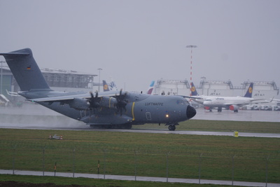 Esslingen: Corona Patienten am Flughafen Stuttgart gelandet