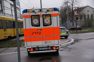 Stuttgart: Stadtbahn kracht in Auto: Eine leicht verletzte 