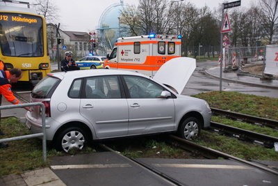 Stuttgart: Stadtbahn kracht in Auto: Eine leicht verletzte 