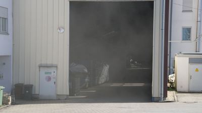 Illingen: Brand und verrauchte Halle durch defekten Akku - nach explosion