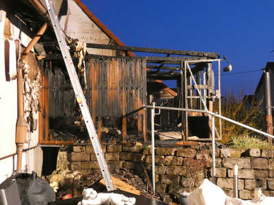 St. Johann-Bleichstetten: Anbau in Brand - greift auf Wohngebaeude ueber