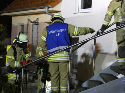 St. Johann-Bleichstetten: Anbau in Brand - greift auf Wohngebaeude ueber