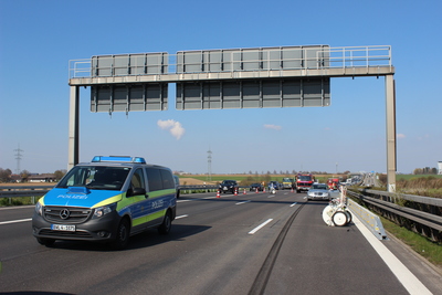 Moeglingen: PKW kracht auf der A81 in ein Motorrad