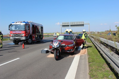 Moeglingen: PKW kracht auf der A81 in ein Motorrad