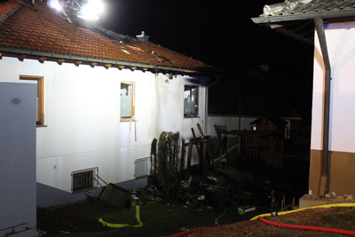 Balingen: Brand einer Gartenhuette greift auf Wohngebaeude ueber