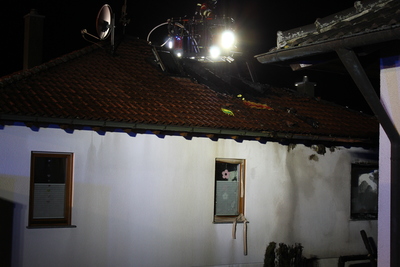 Balingen: Brand einer Gartenhuette greift auf Wohngebaeude ueber