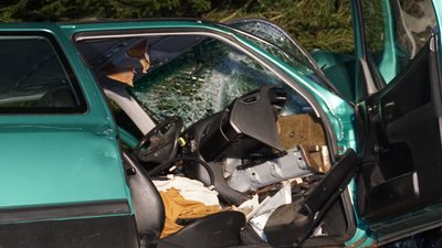 Straubenhardt: Pkw kommt von Fahrbahn ab und kollidiert mit Baum - Fahrer wird lebensgefaehrlich verletzt