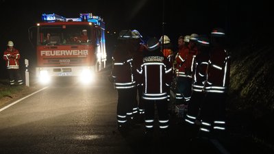 Straubenhardt: Pkw kommt von Fahrbahn ab und kollidiert mit Baum - Fahrer wird lebensgefaehrlich verletzt