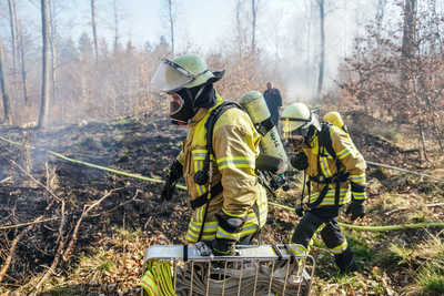 Nuertingen: Ueber 3 Hektar Wald- und Vegetationsbrand - Loeschfahrzeuge im Pendelverkehr