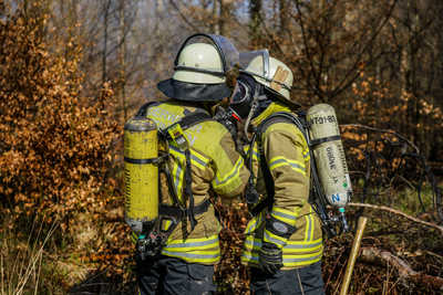 Nuertingen: Ueber 3 Hektar Wald- und Vegetationsbrand - Loeschfahrzeuge im Pendelverkehr