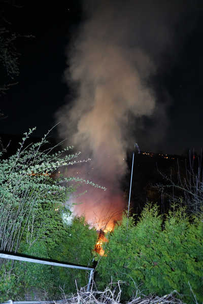 Esslingen-Obertal: Gartenhaus in Vollbrand