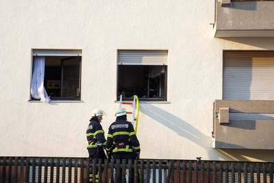 Sindelfingen-Maichingen: Rauchentwicklung aus Kuechenfenster - Nachbarn alarmieren die Feuerwehr