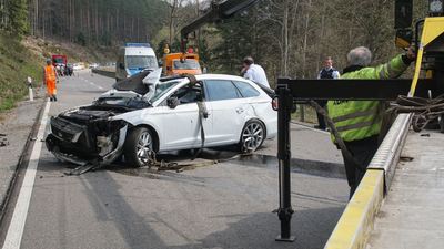 Calmbach: Pkw kommt von Fahrbahn ab und ueberschlaegt sich - eine Person verletzt