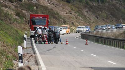 Calmbach: Pkw kommt von Fahrbahn ab und ueberschlaegt sich - eine Person verletzt