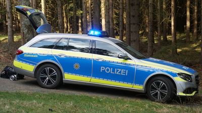 Neuweiler: Pkw kommt von Fahrbahn ab und ueberschlaegt sich - Fahrer wird lebensgefaehrlich verletzt