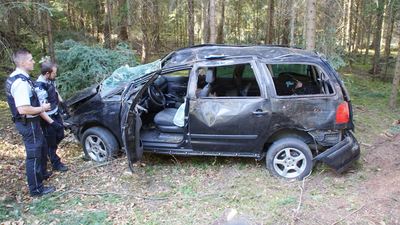 Neuweiler: Pkw kommt von Fahrbahn ab und ueberschlaegt sich - Fahrer wird lebensgefaehrlich verletzt