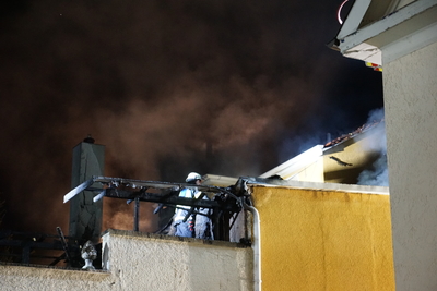 NACHTBILDER Goeppingen: Bauschutt auf Dachterrasse geriet in Brand