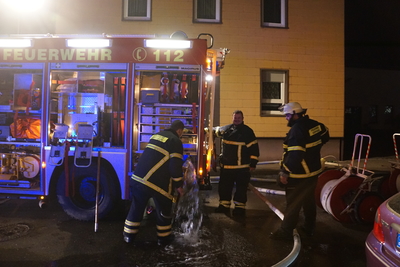 NACHTBILDER Goeppingen: Bauschutt auf Dachterrasse geriet in Brand