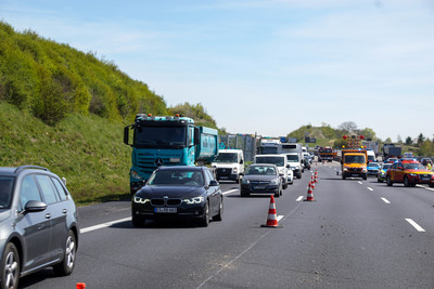 Rutesheim: Sattelzug schanzt auf Mittelleitplanke