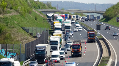 Rutesheim: Sattelzug schanzt auf Mittelleitplanke