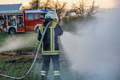 Weinstadt-Endersbach: Brannten mehrere Strohballen auf einem Feld