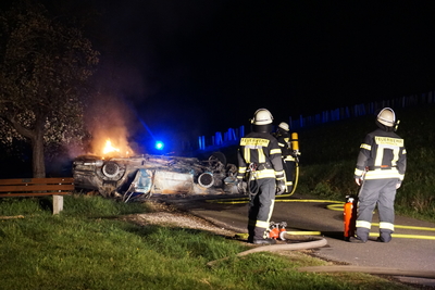 Eschenbach: PKW kommt von Fahrbahn ab und geht in Flammen auf