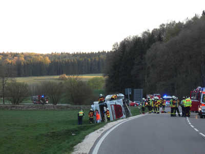 Roemerstein: Sattelzug von Fahrbahn abgekommen und umgestuerzt 