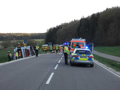 Roemerstein: Sattelzug von Fahrbahn abgekommen und umgestuerzt 