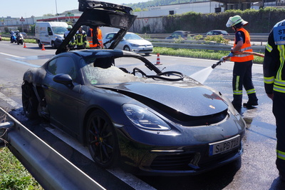 Stuttgart: Porsche brennt auf der B 10